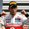 Britský jezdec F1 Jenson Button se raduje z vítězství ve Velké ceně Belgie 2012.
