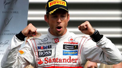 Britský jezdec F1 Jenson Button se raduje z vítězství ve Velké ceně Belgie 2012.