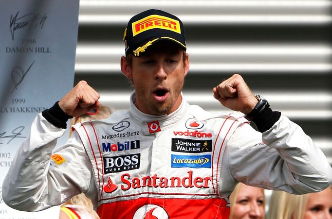 Britský jezdec F1 Jenson Button se raduje z vítězství ve Velké ceně Belgie 2012.