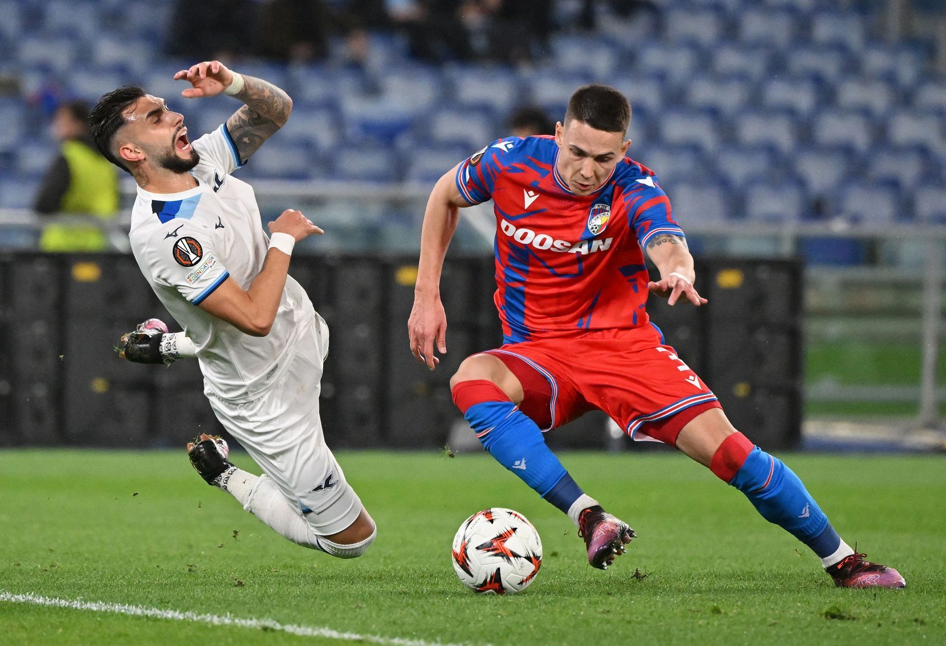 Mattia Zaccagni a Svetozar Markovič v zápase EL Lazio - Viktora Plzeň