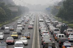 Auta v Pekingu smějí jezdit jen obden. Kvůli hrám