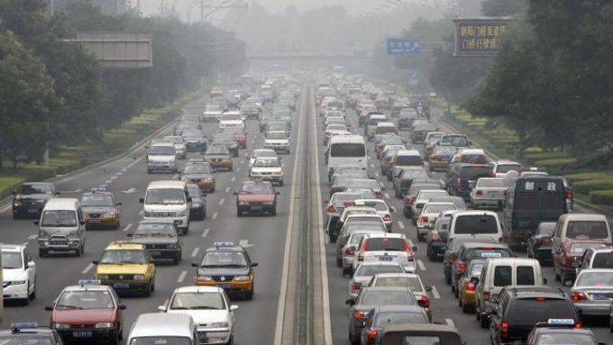 Dopravní špička v ranním Pekingu. Ve městě už žije téměř osmnáct miliónů lidí.
