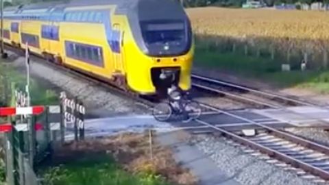 Přes jeden vlak neviděl druhý. Cyklista jen o vlásek unikl smrti