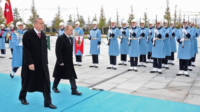Prezidenti Ruska a Turecka na přehlídce v Ankaře.