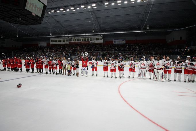 Hokejová exhibice mezi výběrem legend Orlů Znojmo a hvězdami českého národního týmu.