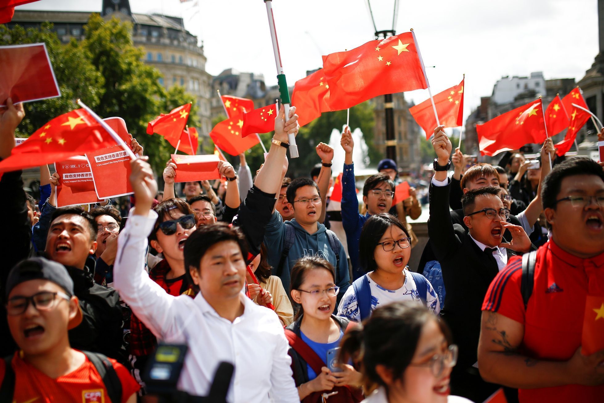 V Londýně demonstrovali lidé na podporu protestujících v Hongkongu i ti, kteří podporují čínskou policii