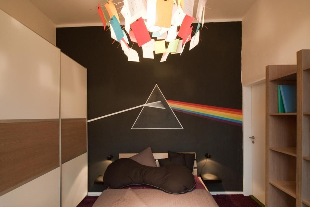 Dívka má ráda skupinu Pink Floyd - dekorace a barvy o tom vypovídají