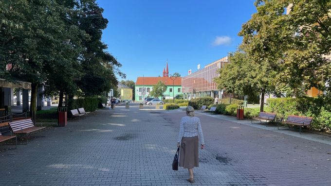 Obchodní ulice. To je centrum města Štětí, které návštěvníka vrátí do 90. let.