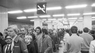 Davy lidí ve stanici Kačerov 10. května 1974, kde zde byl v 5 hodin zahájen běžný provoz metra.