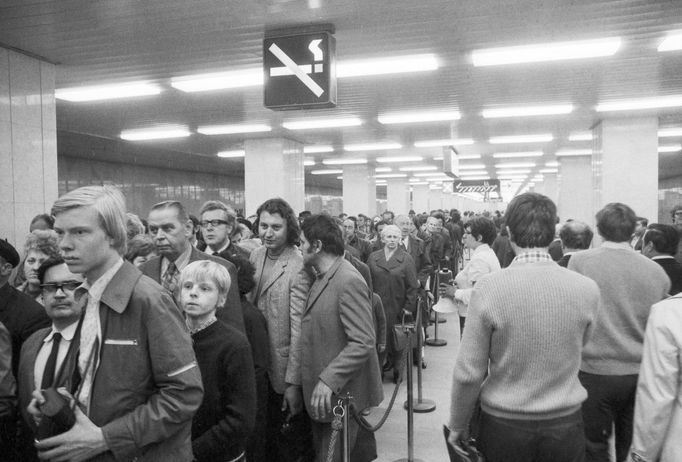 Davy lidí ve stanici Kačerov dne 10. května 1974, kde zde byl v 5h zahájen provoz metra na trase C.