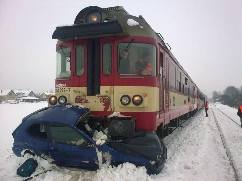Vlak smetl auto na přejezdu u Brna, dva lidé nepřežili