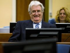 Karadžić před trestním tribunálem v Haagu, říjen 2012.