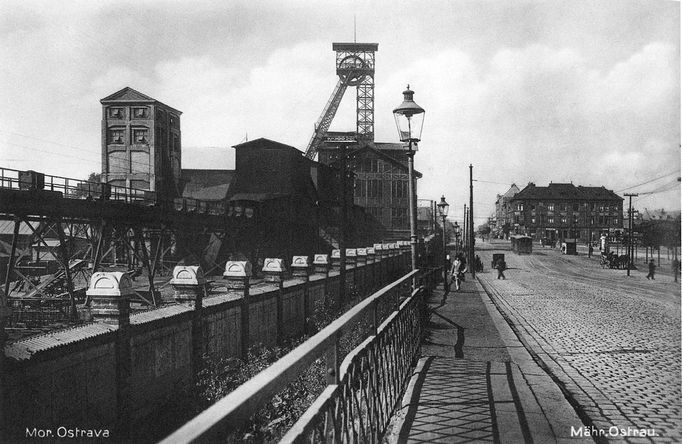 Ukázka z knihy Ondřeje Durczaka „Vzhůru do dolů! - Fotografické album průmyslového a kulturního dědictví uhelného hornictví ostravsko-karvinského revíru“ z roku 2023.