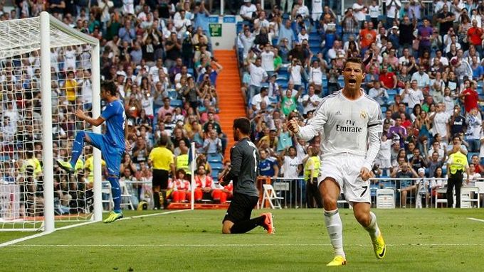 Cristiano Ronaldo se raduje poté, co vstřelil jednu ze svých branek.