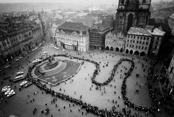 Fotografie z výstavy Archiv skrytých významů v pražské Leica Gallery (Dias, Huszár, Golisová, 2024)