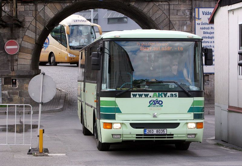 Autobus vyjíždí z nádraží na Florenci
