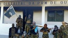Ozbrojenci mosambického islámského státu po obsazení policejní stanice.