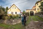Velký zájem vzbuzovalo stavení, kterému tu většina říká Otíkův statek. Právě tady filmaři v roce 1985 umístili obydlí závozníka Oty Rákosníka.