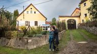 Velký zájem vzbuzovalo stavení, kterému tu většina říká Otíkův statek. Právě tady filmaři v roce 1985 umístili obydlí závozníka Oty Rákosníka.