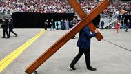 Pohřeb Charlieho Kirka se v neděli proměnil ve velkolepou manifestaci konzervativního hnutí.