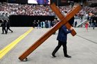 Pohřeb Charlieho Kirka se v neděli proměnil ve velkolepou manifestaci konzervativního hnutí.