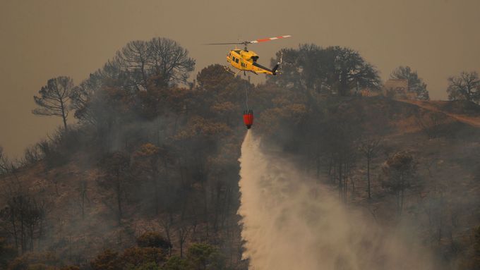 Hašení velkého lesního požáru u španělské Estepony.