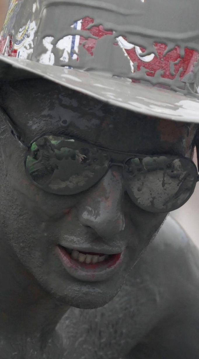 A tourist reacts as he plays in mud during the opening day of the Boryeong Mud Festival at Daecheon beach in Boryeong, about 190 km (118 miles) southwest of Seoul, July 14, 2012. About 2 to 3 million domestic and international tourists visit the beach during the annual festival, according to the festival organisation. REUTERS/Lee Jae-Won (SOUTH KOREA - Tags: SOCIETY TRAVEL) Published: Čec. 14, 2012, 1:28 odp.