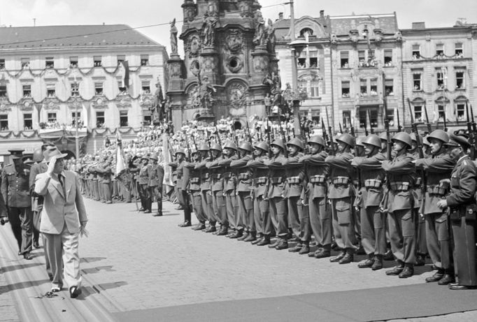 Edvard Beneš v Olomouci při přehlídce nastoupených příslušníků čs. armády, 1946