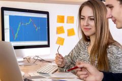 Startuje Škola investování, kde vás naučí obchodovat na burze