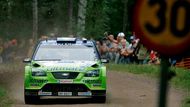 Mikko Hirvonen za volantem Fordu Focus WRC ve Finské rallye.