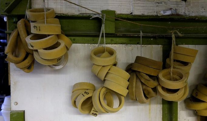 Sponge "formers" for making bowls hang from a wall in a workshop at the Middleport pottery in Stoke-on-Trent, central England January 22, 2013. The pottery which dates back to 1888 and was rescued from closure in 2009, continues to use traditional methods to produce its range of ceramics and famous Burleigh Ware pottery. REUTERS/Phil Noble (BRITAIN - Tags: BUSINESS EMPLOYMENT SOCIETY) Published: Led. 22, 2013, 5:42 odp.