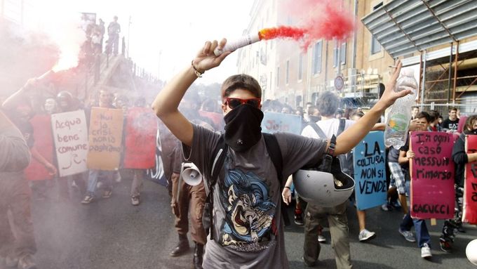 Studenti pochodují Římem. Nezamlouvá se jim vládní úsporný balíček.