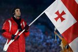 Zimní olympiáda ale začala nejhorším možným způsobem. Necelých pět hodin před oficiálním zahájením zahynul v sáňkařském korytu jednadvacetiletý Gruzínec Nodar Kumaritašvili. Gruzínská vlajka při slavnostním ceremoniálu.