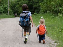 Klára Kubíčková s dětmi jezdí MHD, vlakem a chodí pěšky. Na fotografii syn Jakub a dcera Ronja.