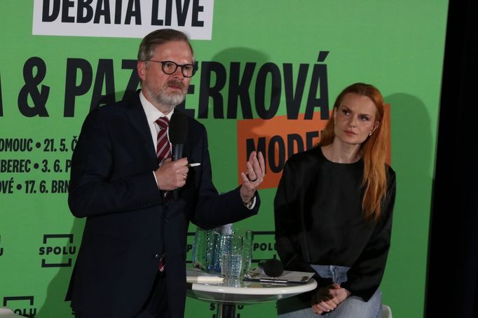 Premiér Petr Fiala s herečkou Ivou Pazderkovou na prvním společném předvolebním zastavení v Jihlavě
