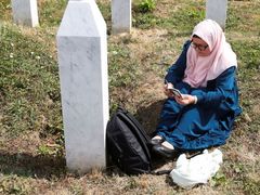Tisíce obyvatel Bosny se v pátek sešly na hřbitově nedaleko Srebrenice, aby si připomněly 30. výročí od hrozivé genocidy.