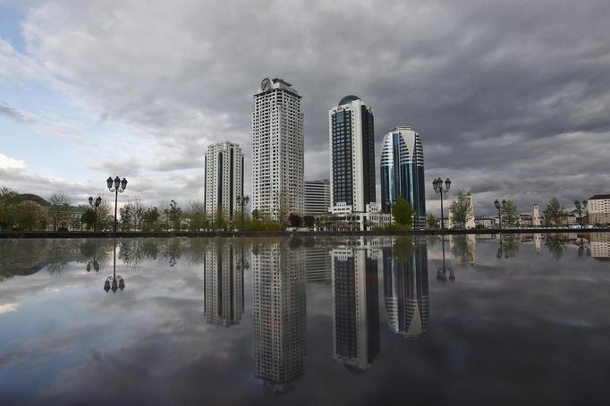 The skyscrapers of the Grozny city complex are seen in the Chechen capital Grozny April 27, 2013. The naming of two Chechens, Dzhokhar and Tamerlan Tsarnaev, as suspects in the Boston Marathon bombings has put Chechnya back on the world's front pages, Chechnya appears almost miraculously reborn. The streets have been rebuilt. Walls riddled with bullet holes are long gone. New high rise buildings soar into the sky. Spotless playgrounds are packed with children. A giant marble mosque glimmers in the night.Yet, scratch the surface and the miracle is less impressive than it seems. Behind closed doors, people speak of a warped and oppressive place, run by a Kremlin-imposed leader through fear. Picture taken April 27, 2013. REUTERS/Maxim Shemetov (Russia - Tags: SOCIETY POLITICS CITYSCAPE) ATTENTION EDITORS: PICTURE 20 OF 40 FOR PACKAGE 'INSIDE MODERN CHECHNYA'. SEARCH 'REBUILDING CHECHNYA' FOR ALL IMAGES Published: Kvě. 1, 2013, 6:52 dop.