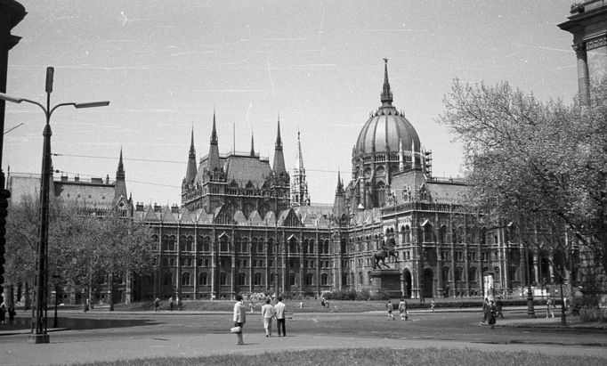 Budova maďarského parlamentu v roce 1960.