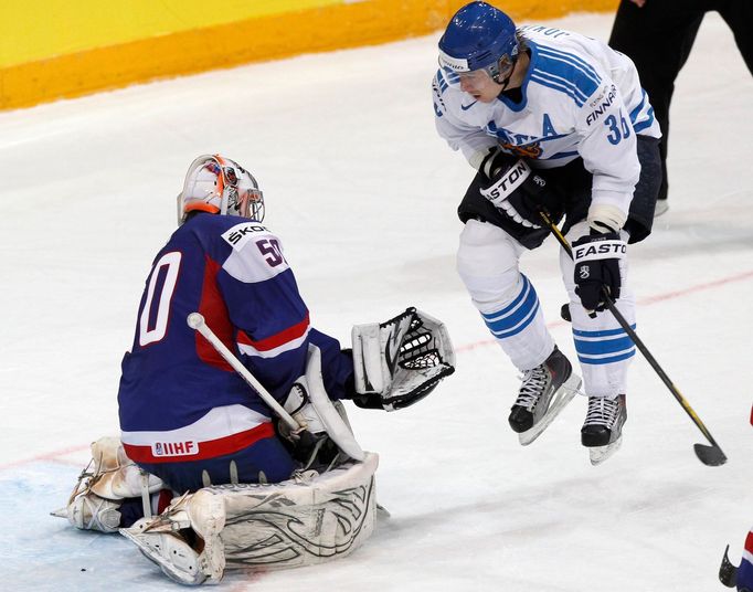 Jokinen nadskakuje před Lacem v utkání Finsko - Slovensko.