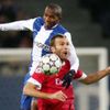 Paulo Assuncao z FC Porto (nahoře) bojuje o míč s hamburským Danijelem Ljubojou v zápase skupiny G Ligy mistrů.