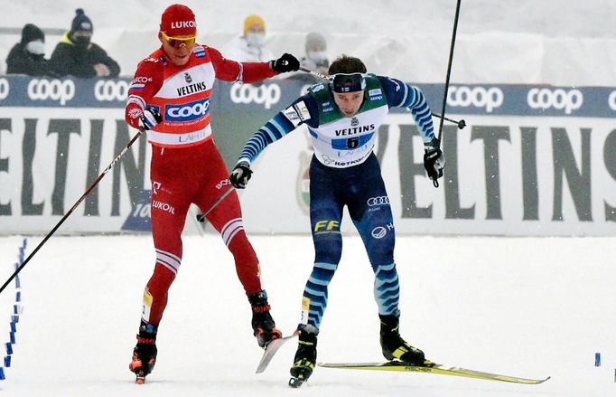 Rus Alexandr Bolšunov v cílové rovince vztekle udeřil finského finišmana Joniho Mäkiho