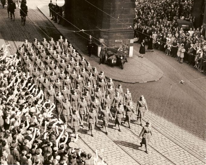 Slavnostní pochod při skončení druhé světové války 17. 5. 1945 Prašnou branou a Celetnou směrem na Staroměstské náměstí.