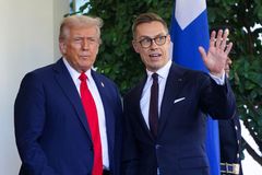 Trump zvažuje nové sankce proti Rusku, Finsko slíbil před Rusy chránit