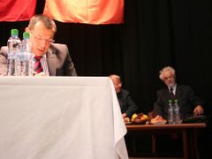 Jaroslav Foldyna s Valtrem Komárkem na krajské konferenci ČSSD