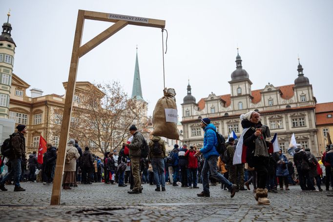 Příznivci iniciativy Chcípl PES na pražském Malostranském náměstí demonstrují proti schválení vládní novely pandemického zákona.