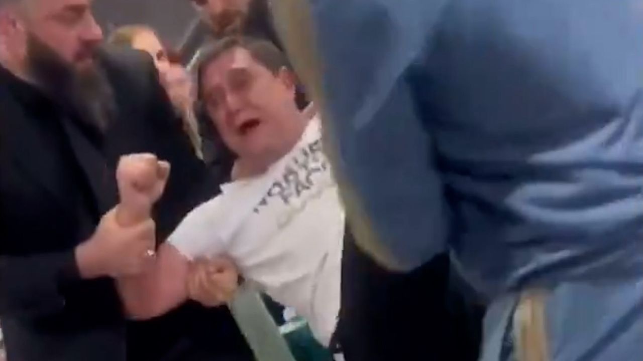 Rusko v nejsyrovější podobě. Muže v centru Moskvy za dne unesli a narvali do auta