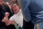 Rusko v nejsyrovější podobě. Muže v centru Moskvy za dne unesli a narvali do auta