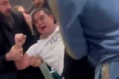 Rusko v nejsyrovější podobě. Muže v centru Moskvy za dne unesli a narvali do auta