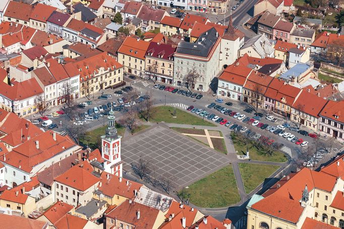 Koronavirové Česko z výšky. Letadla odstavená na Ruzyni, prázdná nádraží i hřiště