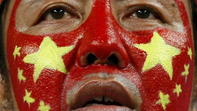 Fotbal. Čínský fanoušek je zklamán z prohry svého týmu v prvním utkání kvalifikační skupiny A proti Belgii.